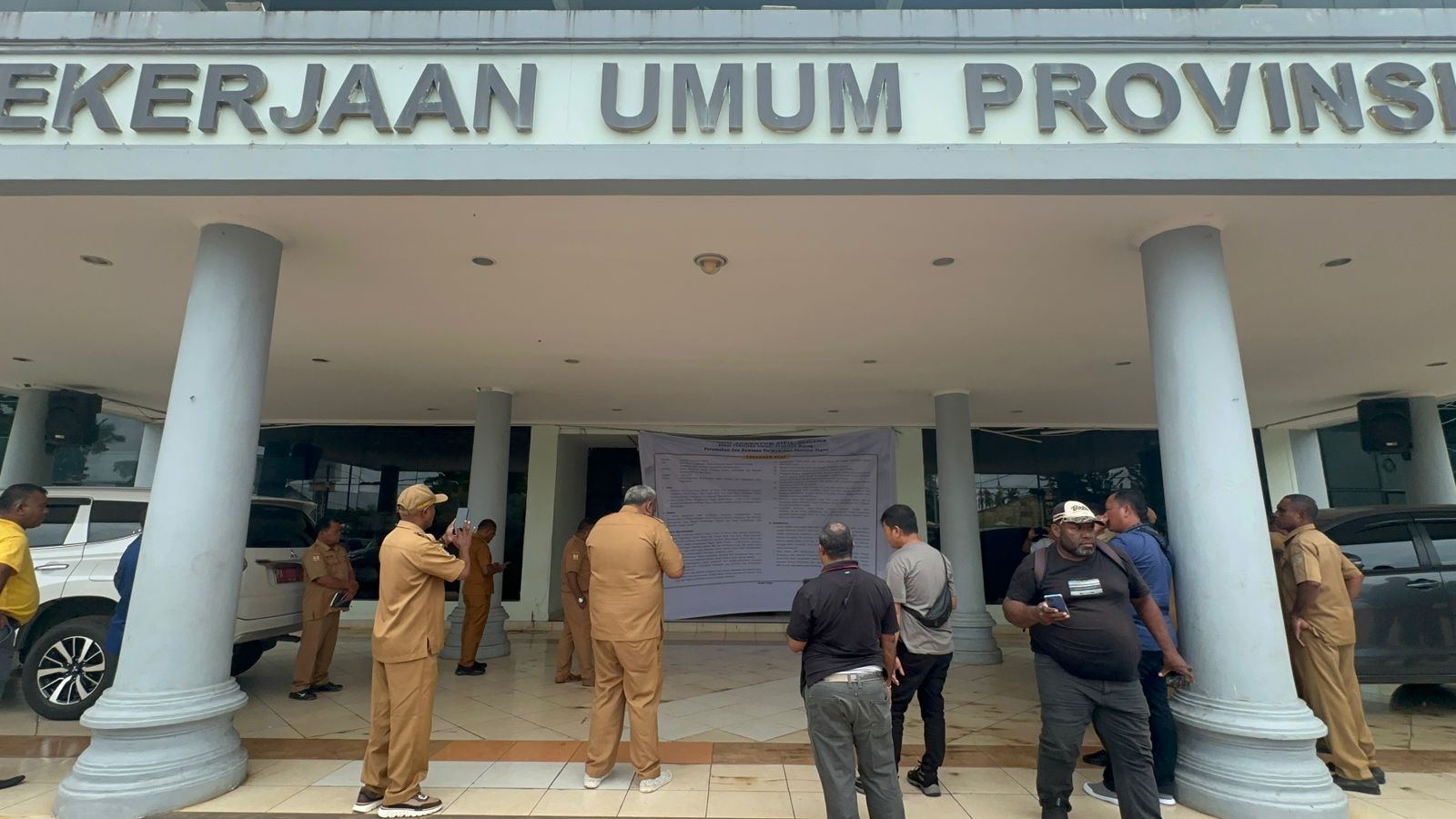 aksi yang dilakukan asn dengan memalang pintu masuk menggunakan spanduk