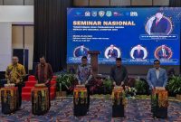Pembukaan Seminar Nasional dan Rakerwil FKDK BPDSI WilTim secara resmi oleh Ketua Komisi II DPR RI, Gubernur Maluku, Wagub Maluku Utara, Ketua Umum FKDK BPDSI dan Koorwil FKDK BPDSI Wilayah Timur.