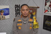 Kabid Humas Polda Papua saat diwawancarai media 