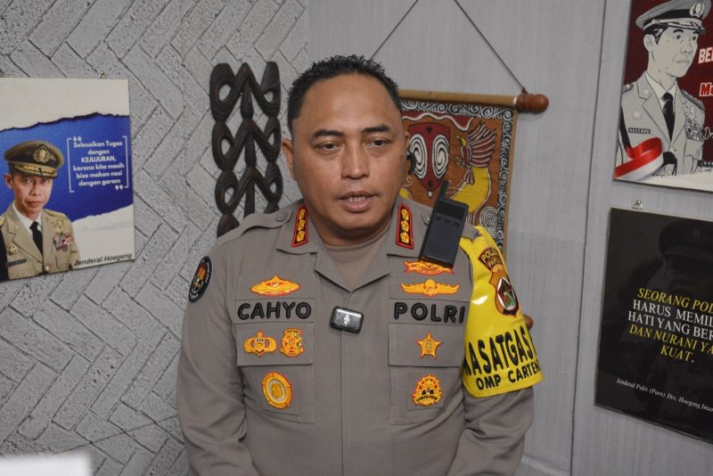 Kabid Humas Polda Papua saat diwawancarai media 