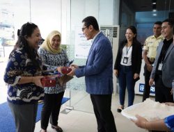 Regional CEO BRI Jayapura, Pram Purnama Alam saat menyapa Nasabah di Jayapura / foto istimewa