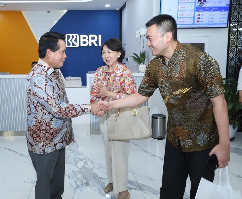 DIRUT BRI Hery Gunardi Tinjau Langsung Pelayanan di Branch Office Kelapa Gading (foto/ist) 
