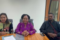 Ketua MRP Bersama Pokja adat dan Perempuan ketika menyampaikan pernyataan PERS di Kantor MRP 19 September 2025
