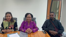 Ketua MRP Bersama Pokja adat dan Perempuan ketika menyampaikan pernyataan PERS di Kantor MRP 19 September 2025