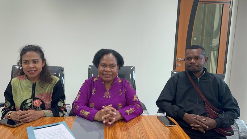Ketua MRP Bersama Pokja adat dan Perempuan ketika menyampaikan pernyataan PERS di Kantor MRP 19 September 2025