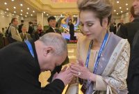 Foto: Direktur Juche Study Group Indonesia Teuku Rezasyah sungkem kepada istri presiden Sukarno, Ratna Sari Dewi Sukarno, di Hotel Koryo, Pyongyang, 10 Oktober 2025.