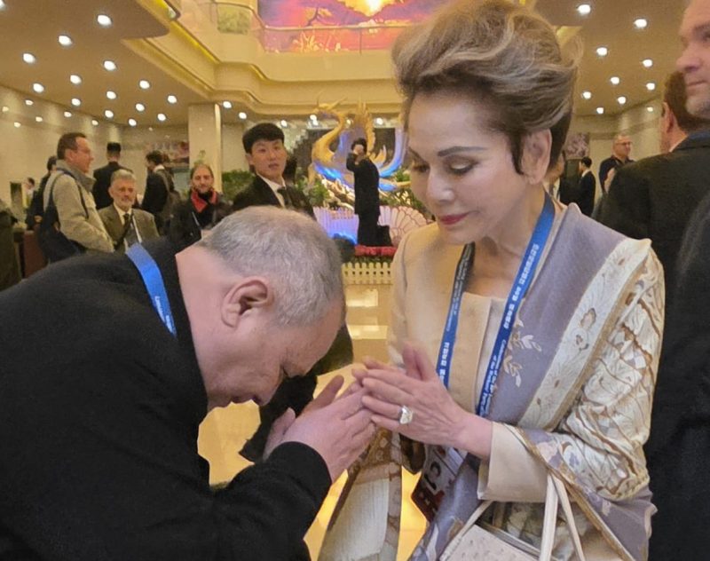 Foto: Direktur Juche Study Group Indonesia Teuku Rezasyah sungkem kepada istri presiden Sukarno, Ratna Sari Dewi Sukarno, di Hotel Koryo, Pyongyang, 10 Oktober 2025.