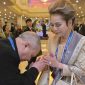 Foto: Direktur Juche Study Group Indonesia Teuku Rezasyah sungkem kepada istri presiden Sukarno, Ratna Sari Dewi Sukarno, di Hotel Koryo, Pyongyang, 10 Oktober 2025.