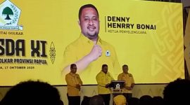 📸 Caption Foto: Ketua DPR Papua yang juga Ketua Penyelenggara Musda XI DPD Partai Golkar Provinsi Papua, Denny Hendrry Bonai, ST., MM., MH., saat menyampaikan sambutan pada pembukaan Musda XI di Jayapura.