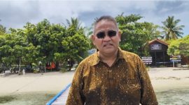 Ketua Umum Jaringan Media Siber Indonesia (JMSI) Dr Teguh Santosa MA menyempatkan diri menikmati keindahan alam Raja Ampat