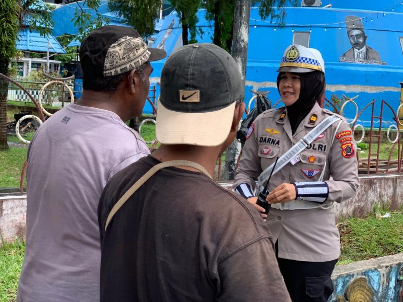 Polwan Hadir sebagai Sahabat Jalan Raya bagi Warga Jayapura”