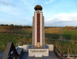 Tugu ini memiliki filosofi khusus dengan simbol pohon beringin di bagian atas tugu.