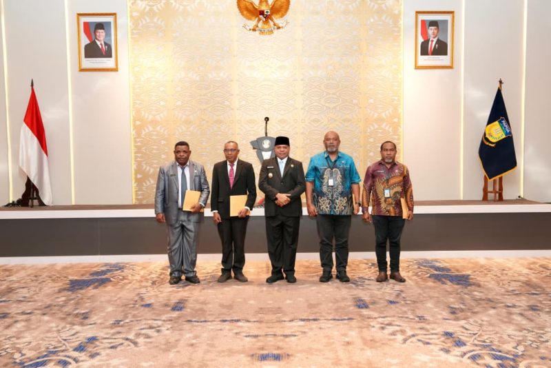 Pejabat yang dilantik yakni Pj. Sekda Papua Lukas Christian Sohilait menggantikan Suzana Wanggai, F. Dani Korwa sebagai Kepala Inspektorat Papua, dan Ahmad Djalali sebagai Kepala Dinas Perpustakaan dan Arsip Daerah Papua.