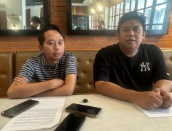 Pejabat Pembuat Komitmen (PPK) KPBU Jayapura-Wamena, Febryan Nurdiansyah Bersama , Deputy Project Manager PT.Hutama Karya, Agung Rahmadi saat diwawancarai wartawan.