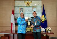 Executive General Manager Pertamina Patra Niaga Regional Papua Maluku, Awan Raharjo bersama Gubernur Papua pada hari Kamis 27 -11-2025