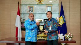 Executive General Manager Pertamina Patra Niaga Regional Papua Maluku, Awan Raharjo bersama Gubernur Papua pada hari Kamis 27 -11-2025