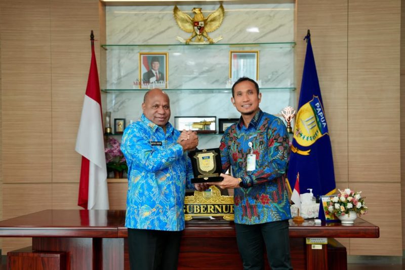 Executive General Manager Pertamina Patra Niaga Regional Papua Maluku, Awan Raharjo bersama Gubernur Papua pada hari Kamis 27 -11-2025