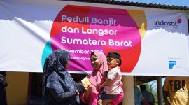 Indosat bergerak cepat memulihkan jaringan telekomunikasi dan menyalurkan bantuan kemanusiaan bagi masyarakat terdampak banjir dan longsor di Aceh, Sumatra Utara, dan Sumatra Barat. Sejak awal bencana, Indosat berupaya meminimalisir dampak gangguan layanan telekomunikasi agar masyarakat tetap bisa terhubung dengan keluarga dan memperoleh informasi penting selama masa darurat. Upaya ini sejalan dengan komitmen Indosat untuk menghadirkan layanan yang andal, termasuk pada saat masyarakat menghadapi situasi paling menantang.

