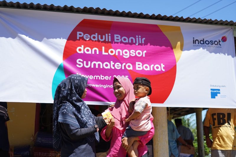 Indosat bergerak cepat memulihkan jaringan telekomunikasi dan menyalurkan bantuan kemanusiaan bagi masyarakat terdampak banjir dan longsor di Aceh, Sumatra Utara, dan Sumatra Barat. Sejak awal bencana, Indosat berupaya meminimalisir dampak gangguan layanan telekomunikasi agar masyarakat tetap bisa terhubung dengan keluarga dan memperoleh informasi penting selama masa darurat. Upaya ini sejalan dengan komitmen Indosat untuk menghadirkan layanan yang andal, termasuk pada saat masyarakat menghadapi situasi paling menantang.

