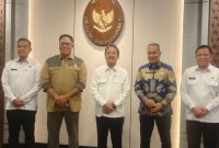Menteri Kelautan dan Perikanan Sakti Wahyu Trenggono menerima kunjungan Komite Eksekutif Percepatan Pembangunan Papua, yang dipimpin oleh Ketua Velix Wanggai dan anggota Komjen Pol (Purn) Drs. Paulus Waterpauw, M.Si. Pertemuan tersebut membahas percepatan pembangunan sektor kelautan dan perikanan di Tanah Papua, termasuk program strategis Kampung Nelayan Merah Putih.