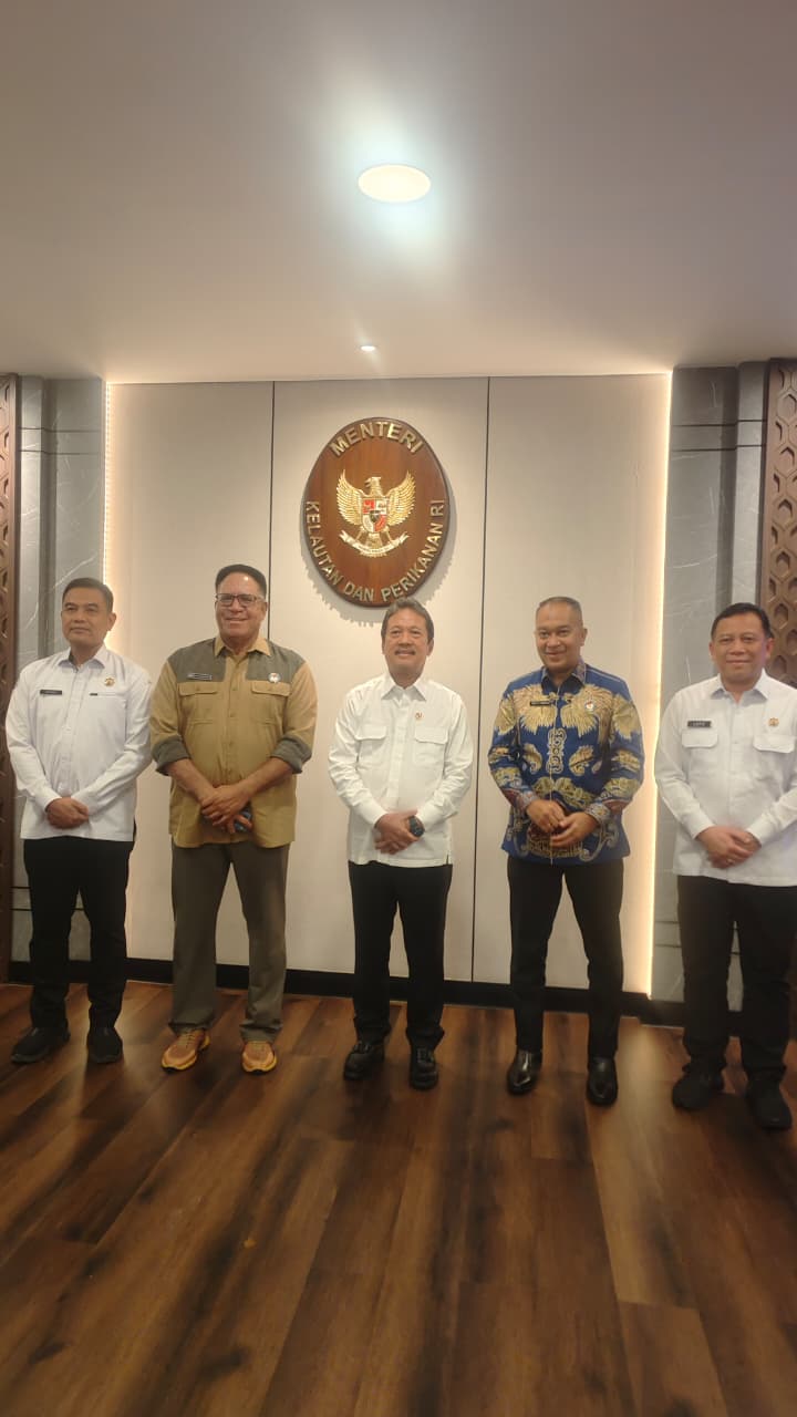 Menteri Kelautan dan Perikanan Sakti Wahyu Trenggono menerima kunjungan Komite Eksekutif Percepatan Pembangunan Papua, yang dipimpin oleh Ketua Velix Wanggai dan anggota Komjen Pol (Purn) Drs. Paulus Waterpauw, M.Si. Pertemuan tersebut membahas percepatan pembangunan sektor kelautan dan perikanan di Tanah Papua, termasuk program strategis Kampung Nelayan Merah Putih.