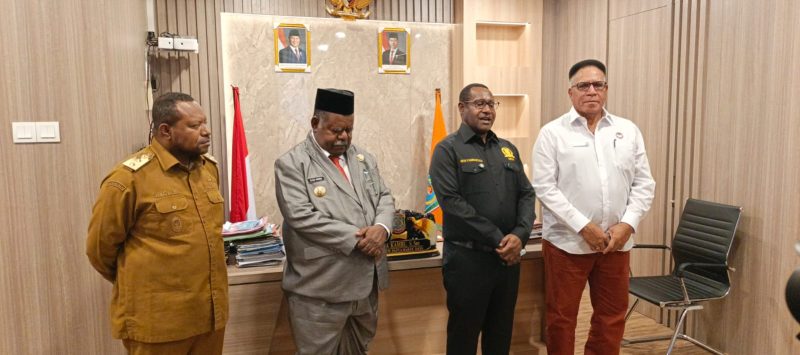  Pimpinan Komite Eksekutif Papua (KEP), Komjen Pol (Purn) Drs. Paulus Waterpauw, M.Si, melakukan pertemuan dengan jajaran pimpinan Pemerintah Provinsi Papua Barat Daya guna membahas percepatan pelaksanaan program prioritas Presiden Republik Indonesia, Prabowo Subianto, di wilayah Papua Barat Daya.