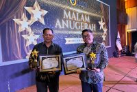 Kepala Dinas Kominfo Kabupaten Mimika Yan Slamet Purba mewakili Bupati Mimika bersama Kepala Dinas Kominfo Provinsi Papua Yery Agus Yudianto mewakili Gubernur Papua, berfoto bersama usai menerima Golden Leader Award dari Jaringan Media Siber Indonesia (JMSI) pada Malam Anugerah Hari Pers Nasional 2026 di Ballroom Hotel Horison Ultima Ratu, Minggu (8/2/2026).