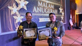 Kepala Dinas Kominfo Kabupaten Mimika Yan Slamet Purba mewakili Bupati Mimika bersama Kepala Dinas Kominfo Provinsi Papua Yery Agus Yudianto mewakili Gubernur Papua, berfoto bersama usai menerima Golden Leader Award dari Jaringan Media Siber Indonesia (JMSI) pada Malam Anugerah Hari Pers Nasional 2026 di Ballroom Hotel Horison Ultima Ratu, Minggu (8/2/2026).