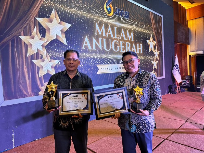 Kepala Dinas Kominfo Kabupaten Mimika Yan Slamet Purba mewakili Bupati Mimika bersama Kepala Dinas Kominfo Provinsi Papua Yery Agus Yudianto mewakili Gubernur Papua, berfoto bersama usai menerima Golden Leader Award dari Jaringan Media Siber Indonesia (JMSI) pada Malam Anugerah Hari Pers Nasional 2026 di Ballroom Hotel Horison Ultima Ratu, Minggu (8/2/2026).
