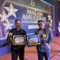 Kepala Dinas Kominfo Kabupaten Mimika Yan Slamet Purba mewakili Bupati Mimika bersama Kepala Dinas Kominfo Provinsi Papua Yery Agus Yudianto mewakili Gubernur Papua, berfoto bersama usai menerima Golden Leader Award dari Jaringan Media Siber Indonesia (JMSI) pada Malam Anugerah Hari Pers Nasional 2026 di Ballroom Hotel Horison Ultima Ratu, Minggu (8/2/2026).