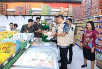 Penyidik Tindak Pidana Madya TK III Bareskrim Polri Kombes Pol. Dr. Dede Anung Kurniawan, S.I.K., M.Si., Kasubdit I Indagsi Ditreskrimsus Polda Papua AKBP I Komang Yuwandi Sastra, S.H., S.I.K., M.Si., Kepala Dinas Perdagangan Provinsi Papua drh. Sri Utami, M.Si., perwakilan Disperindag Provinsi Papua Eko Irianto Laksono, S.E., serta perwakilan Badan Pangan Nasional (Bapanas) RI.
