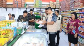 Penyidik Tindak Pidana Madya TK III Bareskrim Polri Kombes Pol. Dr. Dede Anung Kurniawan, S.I.K., M.Si., Kasubdit I Indagsi Ditreskrimsus Polda Papua AKBP I Komang Yuwandi Sastra, S.H., S.I.K., M.Si., Kepala Dinas Perdagangan Provinsi Papua drh. Sri Utami, M.Si., perwakilan Disperindag Provinsi Papua Eko Irianto Laksono, S.E., serta perwakilan Badan Pangan Nasional (Bapanas) RI.
