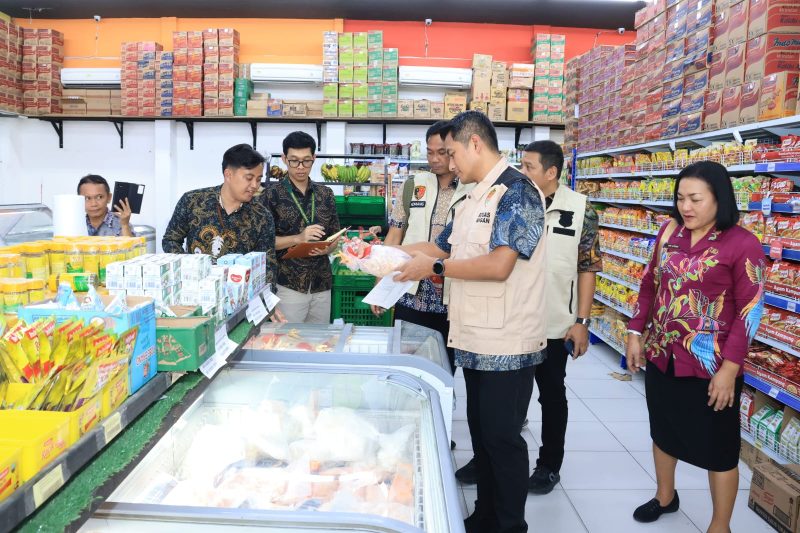 Penyidik Tindak Pidana Madya TK III Bareskrim Polri Kombes Pol. Dr. Dede Anung Kurniawan, S.I.K., M.Si., Kasubdit I Indagsi Ditreskrimsus Polda Papua AKBP I Komang Yuwandi Sastra, S.H., S.I.K., M.Si., Kepala Dinas Perdagangan Provinsi Papua drh. Sri Utami, M.Si., perwakilan Disperindag Provinsi Papua Eko Irianto Laksono, S.E., serta perwakilan Badan Pangan Nasional (Bapanas) RI.
