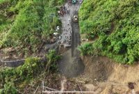Longsor di ruas Jalan Trans Papua segmen Yetti–Senggi–Mamberamo membuat akses menuju Papua Pegunungan sempat terputus. BBPJN Papua bergerak cepat dengan menurunkan alat berat dan menyiapkan jalur alternatif agar distribusi bahan makanan tetap berjalan. Perbaikan jalan ditargetkan selesai dalam dua minggu. #Papua #TransPapua #Longsor #BBPJN #Infrastruktur