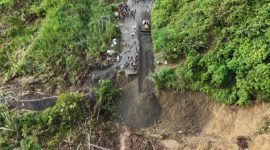 Longsor di ruas Jalan Trans Papua segmen Yetti–Senggi–Mamberamo membuat akses menuju Papua Pegunungan sempat terputus. BBPJN Papua bergerak cepat dengan menurunkan alat berat dan menyiapkan jalur alternatif agar distribusi bahan makanan tetap berjalan. Perbaikan jalan ditargetkan selesai dalam dua minggu. #Papua #TransPapua #Longsor #BBPJN #Infrastruktur