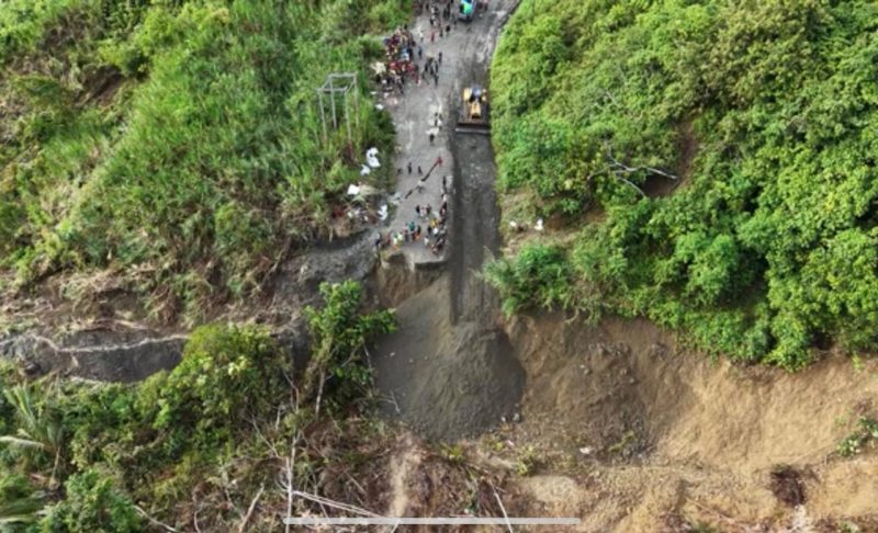 Longsor di ruas Jalan Trans Papua segmen Yetti–Senggi–Mamberamo membuat akses menuju Papua Pegunungan sempat terputus. BBPJN Papua bergerak cepat dengan menurunkan alat berat dan menyiapkan jalur alternatif agar distribusi bahan makanan tetap berjalan. Perbaikan jalan ditargetkan selesai dalam dua minggu. #Papua #TransPapua #Longsor #BBPJN #Infrastruktur