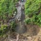Longsor di ruas Jalan Trans Papua segmen Yetti–Senggi–Mamberamo membuat akses menuju Papua Pegunungan sempat terputus. BBPJN Papua bergerak cepat dengan menurunkan alat berat dan menyiapkan jalur alternatif agar distribusi bahan makanan tetap berjalan. Perbaikan jalan ditargetkan selesai dalam dua minggu. #Papua #TransPapua #Longsor #BBPJN #Infrastruktur