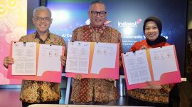 Indosat, Kemnaker RI dan Wadhwani Foundation menandatangani Nota Kesepahaman (MoU) tentang Kolaborasi Penguatan Ekosistem Ketenagakerjaan Nasional pada 5 Mei 2026 di Jakarta. Kolaborasi ini menjadi langkah strategis untuk memperluas akses pelatihan kecerdasan artifisial (AI), keterampilan digital, dan kewirausahaan bagi tenaga kerja Indonesia melalui integrasi ekosistem SIAPKerja, platform pembelajaran Wadhwani Foundation, serta dukungan konektivitas dan ekosistem teknologi Indosat. 