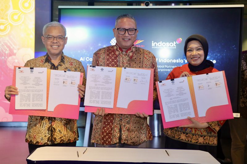 Indosat, Kemnaker RI dan Wadhwani Foundation menandatangani Nota Kesepahaman (MoU) tentang Kolaborasi Penguatan Ekosistem Ketenagakerjaan Nasional pada 5 Mei 2026 di Jakarta. Kolaborasi ini menjadi langkah strategis untuk memperluas akses pelatihan kecerdasan artifisial (AI), keterampilan digital, dan kewirausahaan bagi tenaga kerja Indonesia melalui integrasi ekosistem SIAPKerja, platform pembelajaran Wadhwani Foundation, serta dukungan konektivitas dan ekosistem teknologi Indosat. 