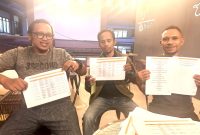 Panji Agung Mangkunegoro (ketua LSM Gempur Papua) dan Marthen Ratu Kana (sekretaris LSM Gempur Papua) saat diwawancarai oleh media
