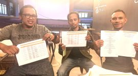 Panji Agung Mangkunegoro (ketua LSM Gempur Papua) dan Marthen Ratu Kana (sekretaris LSM Gempur Papua) saat diwawancarai oleh media