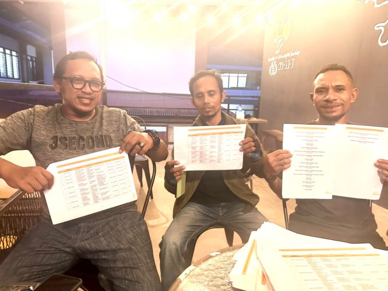 Panji Agung Mangkunegoro (ketua LSM Gempur Papua) dan Marthen Ratu Kana (sekretaris LSM Gempur Papua) saat diwawancarai oleh media