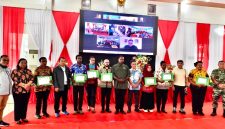 46 Profesor UNJ dan Billy Mambrasar Latih 1.000 Guru di Pedalaman Mappi