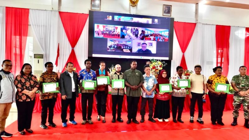 46 Profesor UNJ dan Billy Mambrasar Latih 1.000 Guru di Pedalaman Mappi