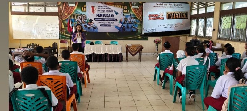 SMP Negeri 9 Merauke menggelar sosialisasi anti-bullying pada MPLS 2026. Ketua IPK Indonesia Wilayah Papua mengajak siswa berani melapor dan menjadi pelopor sekolah bebas perundungan.