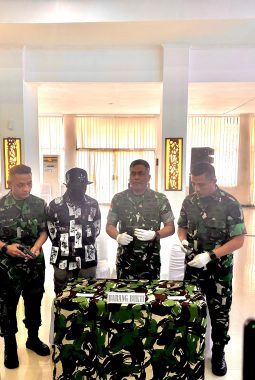 Pangdam XVII/Cenderawasih: Pendekatan Ekonomi Buka Jalan Damai, Lima Anggota Keluarga OPM Kembali dan Serahkan 3 Senjata