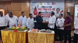 Ketua PMI Kota Jayapura Rustan Saru memberikan potongan nasi tumpeng kepada dewan kehormatan PMI Kota Jayapura 