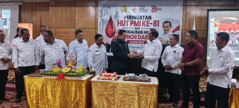 Ketua PMI Kota Jayapura Rustan Saru memberikan potongan nasi tumpeng kepada dewan kehormatan PMI Kota Jayapura 