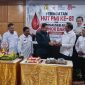 Ketua PMI Kota Jayapura Rustan Saru memberikan potongan nasi tumpeng kepada dewan kehormatan PMI Kota Jayapura 
