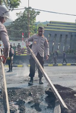 POLISI TIDAK TERPANCING SAAT RICUH BENDERA USTJ, MALAH LAKUKAN TINDAKAN TERUKUR !